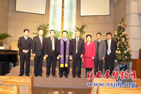 访问团在韩国长老会首尔上道中央教会合影