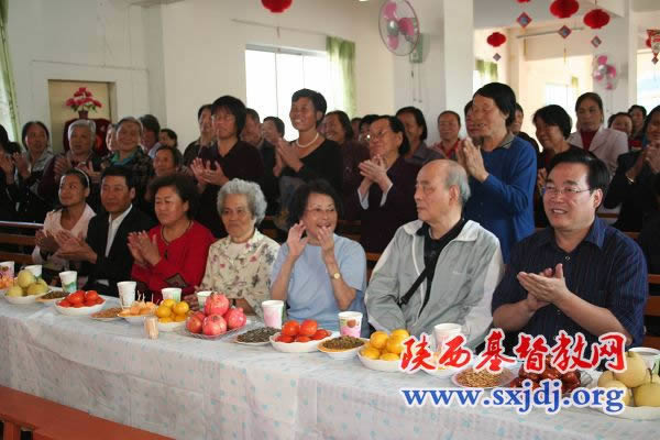 香港吕明才基金会黄吕英玲女士一行访问陕西教会(图4)