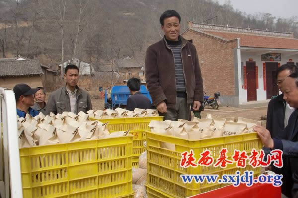 爱德基金会、陕西基督教两会援助麟游县灾后重建生产恢复物资发放仪式(图3)