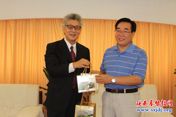 台北基督之家教会寇绍恩牧师等一行走访我省教会(图1)