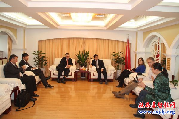 美国归正宗一行访问我省教会