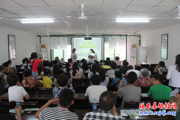 选择低碳 绿色生活——低碳生活讲座进社区(图1)