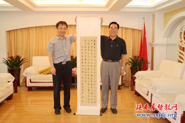 省政协办公厅巡视员赵向东向省基督教两会赠送墨宝(图1)