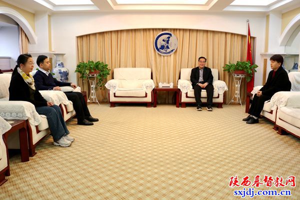 在主爱中相连——延川县基督教会向省基督教两会赠送剪纸艺术品