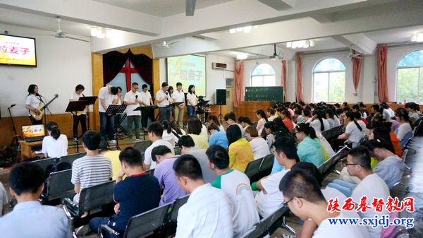 上海国际礼拜堂青年聚会同工向圣经学校奉献爱心(图2)