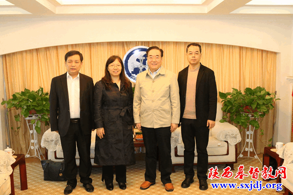王俊牧师接待爱德基金会秘书长凌春香女士(图2)