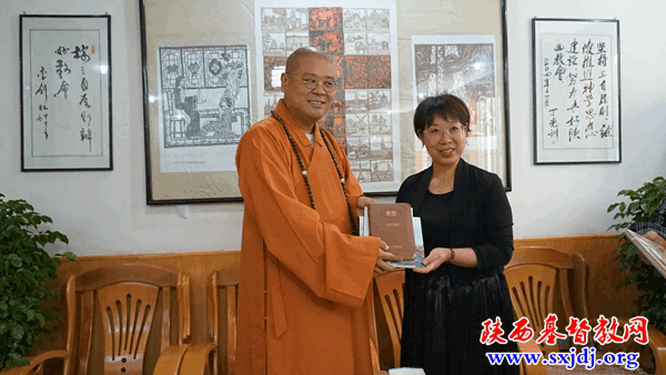 法门寺佛学院宽严院长一行到访陕西圣经学校(图2)